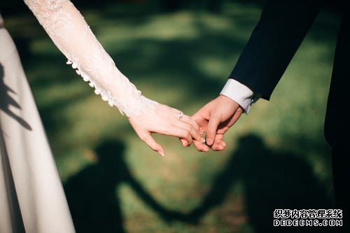 火线女神小蕾蕾图片日韩成人毛片一区三区，绝美瞬间，枪林弹雨中的巾帼英姿